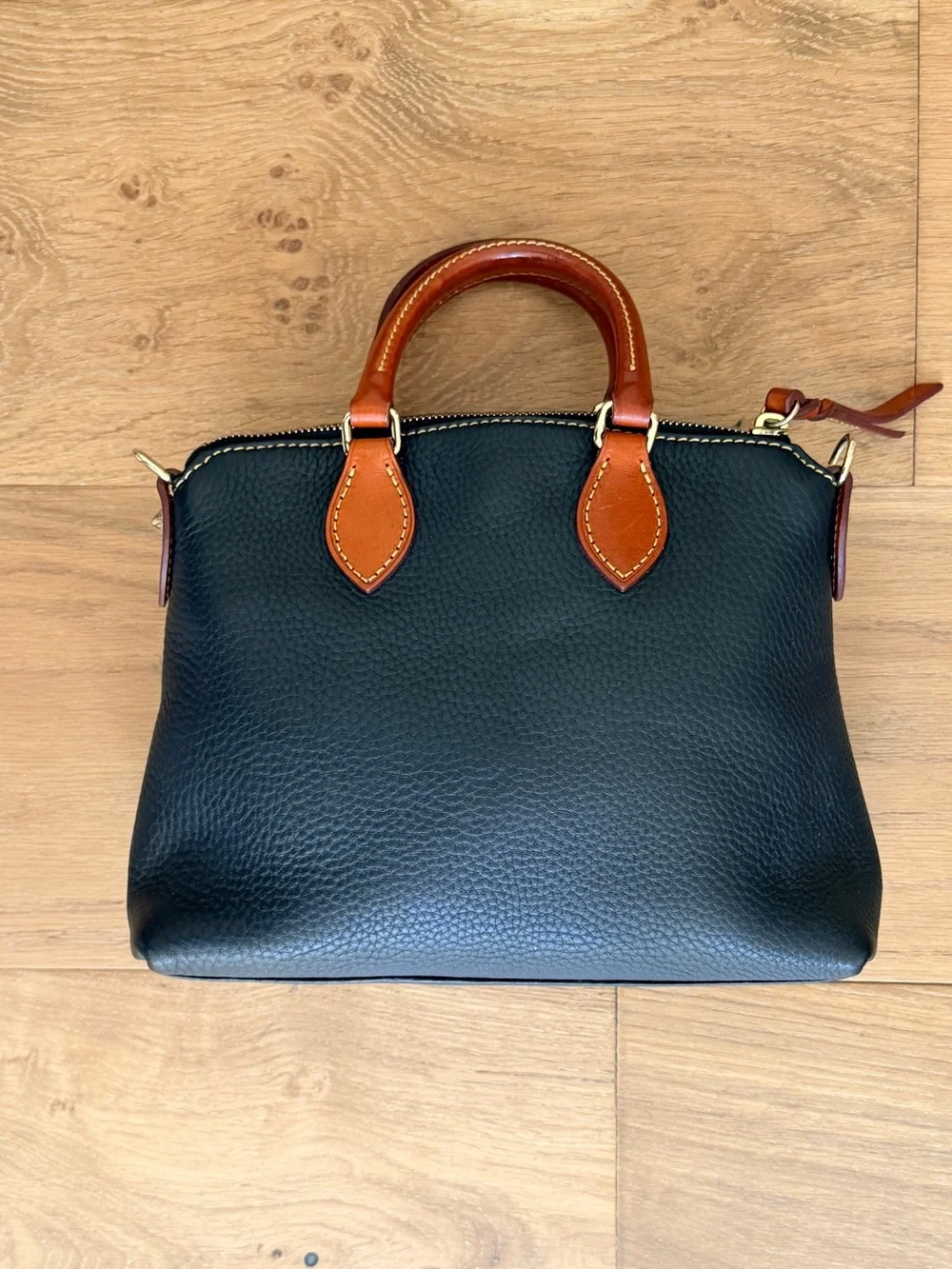 Dooney & Bourke Pebble Grain Leather Zip Satchel Bag Black Tan Classic Preppy